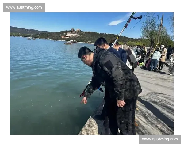 颐和园 “打捞神器” 3 分钟捞起落水手机 游客惊喜发现仍可使用